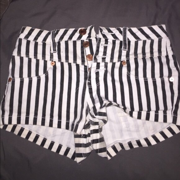 Kendall & Kylie Shorts - Picture 1 of 2